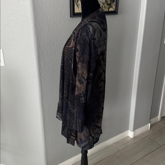 Chic Animal Print Top!! - Picture 2 of 4